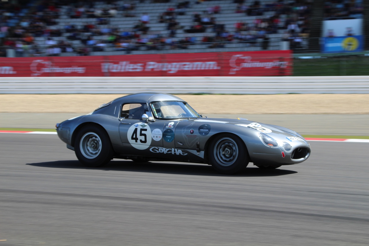 Het is altijd weer een feest voor liefhebbers van klassiekers, de Oldtimer Grand Prix op de Nurburgring. Deze 2016-editie nam Dick Schornagel een bezoekje.