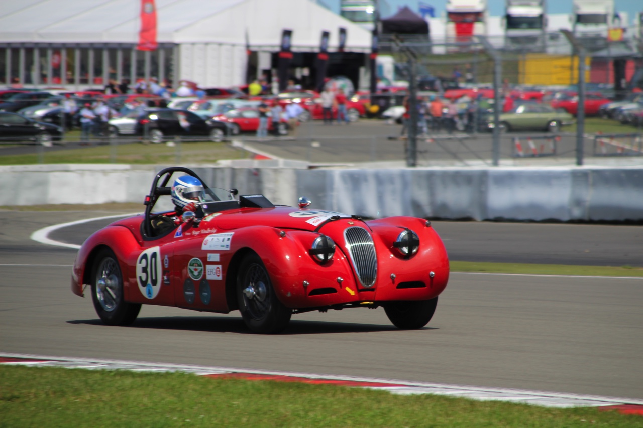 Het is altijd weer een feest voor liefhebbers van klassiekers, de Oldtimer Grand Prix op de Nurburgring. Deze 2016-editie nam Dick Schornagel een bezoekje.
