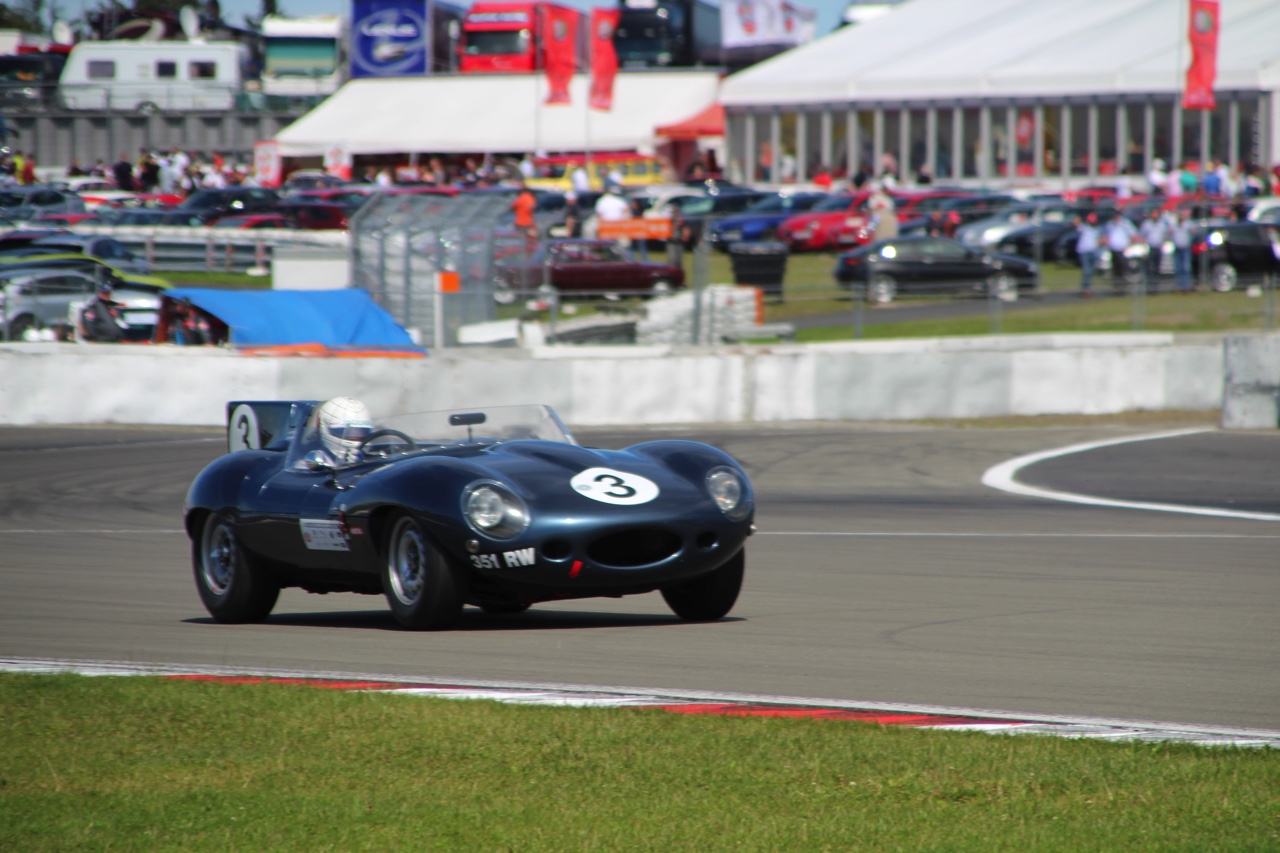 Het is altijd weer een feest voor liefhebbers van klassiekers, de Oldtimer Grand Prix op de Nurburgring. Deze 2016-editie nam Dick Schornagel een bezoekje.
