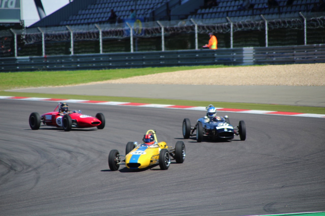 Het is altijd weer een feest voor liefhebbers van klassiekers, de Oldtimer Grand Prix op de Nurburgring. Deze 2016-editie nam Dick Schornagel een bezoekje.