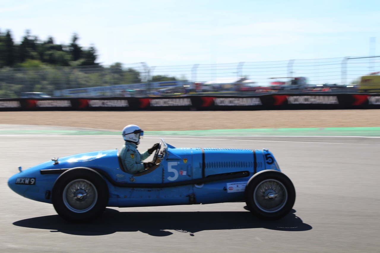 Het is altijd weer een feest voor liefhebbers van klassiekers, de Oldtimer Grand Prix op de Nurburgring. Deze 2016-editie nam Dick Schornagel een bezoekje.