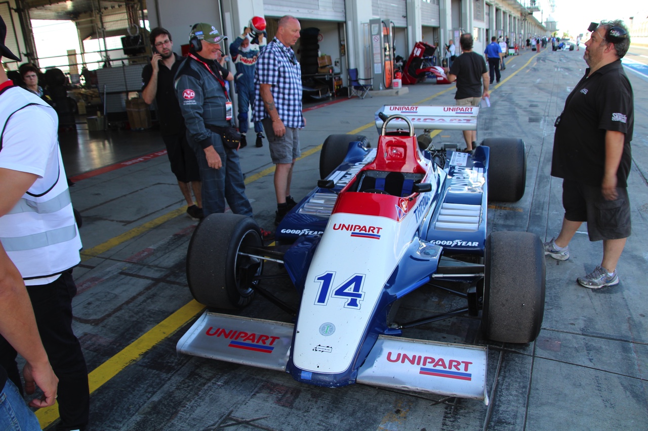 Het is altijd weer een feest voor liefhebbers van klassiekers, de Oldtimer Grand Prix op de Nurburgring. Deze 2016-editie nam Dick Schornagel een bezoekje.