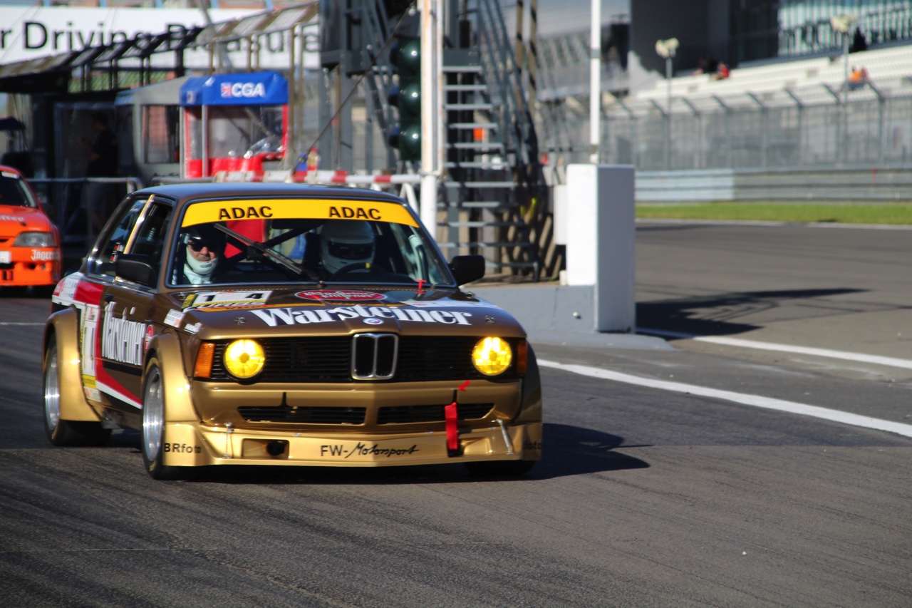 Het is altijd weer een feest voor liefhebbers van klassiekers, de Oldtimer Grand Prix op de Nurburgring. Deze 2016-editie nam Dick Schornagel een bezoekje.
