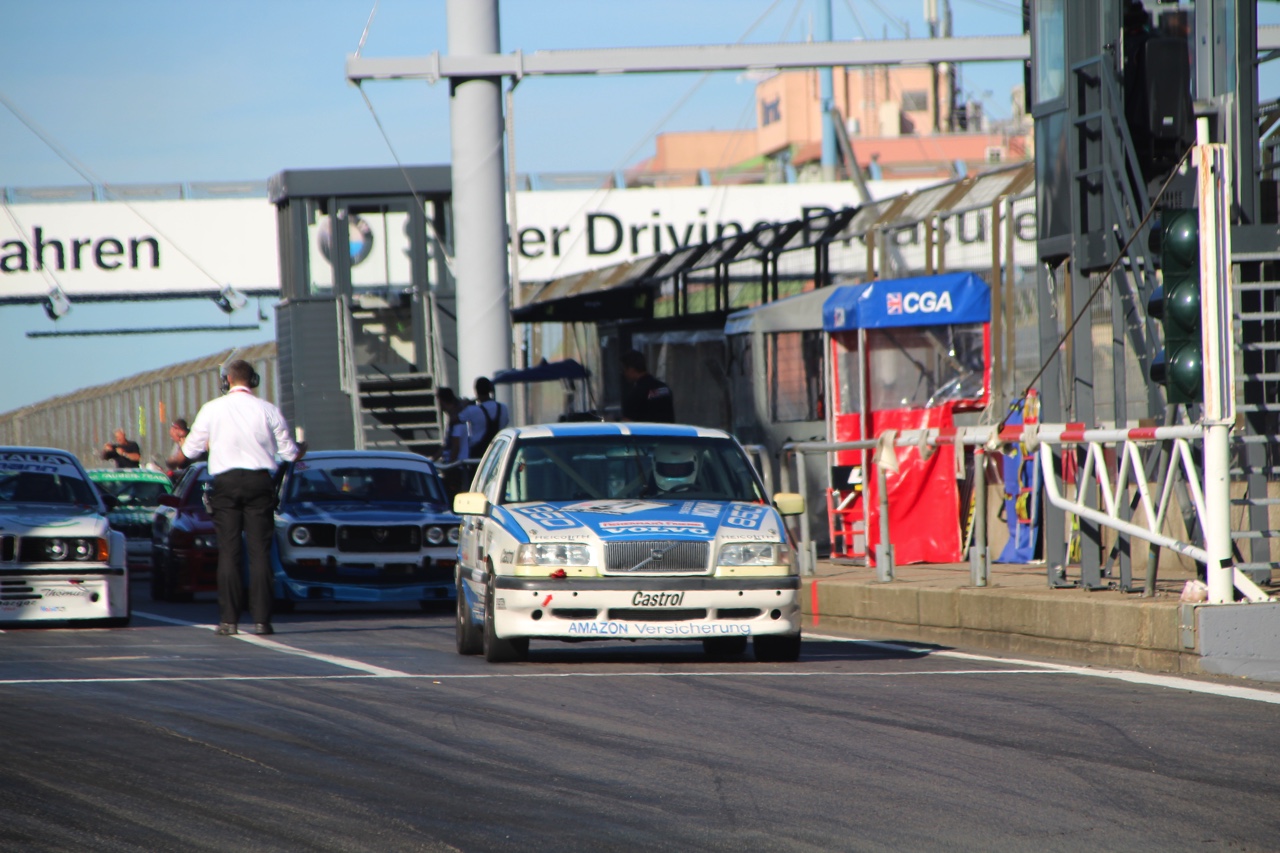 Het is altijd weer een feest voor liefhebbers van klassiekers, de Oldtimer Grand Prix op de Nurburgring. Deze 2016-editie nam Dick Schornagel een bezoekje.