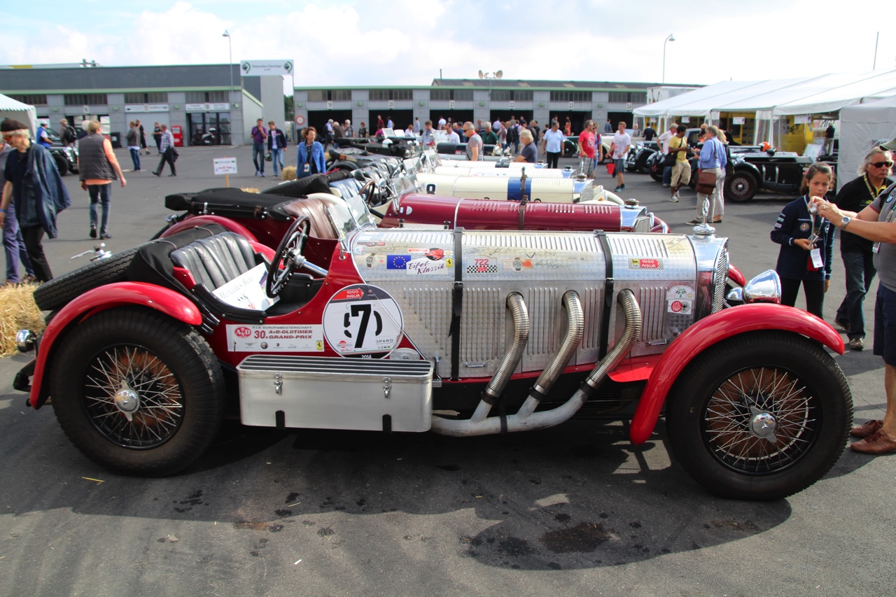 Het is altijd weer een feest voor liefhebbers van klassiekers, de Oldtimer Grand Prix op de Nurburgring. Deze 2016-editie nam Dick Schornagel een bezoekje.