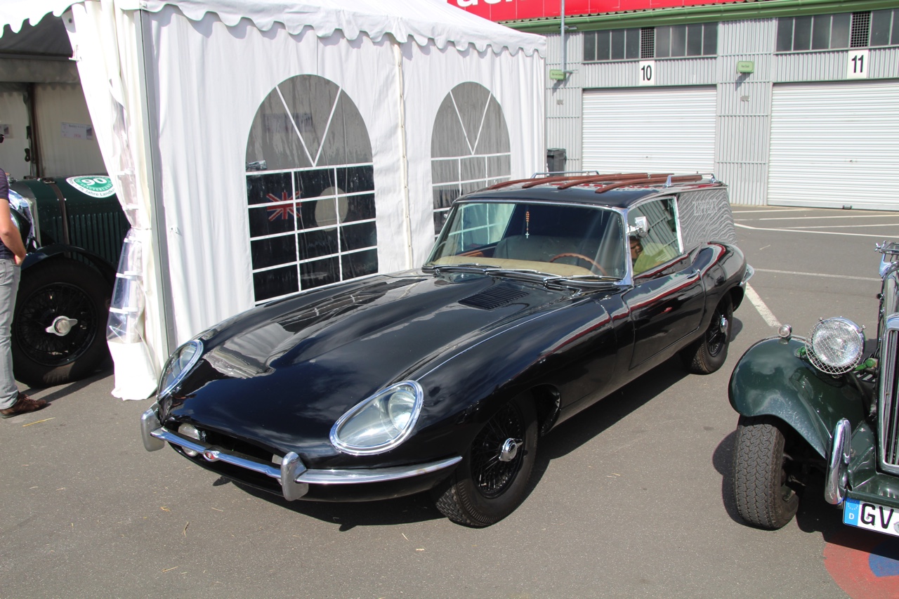 Het is altijd weer een feest voor liefhebbers van klassiekers, de Oldtimer Grand Prix op de Nurburgring. Deze 2016-editie nam Dick Schornagel een bezoekje.