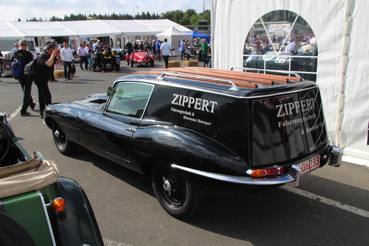 Het is altijd weer een feest voor liefhebbers van klassiekers, de Oldtimer Grand Prix op de Nurburgring. Deze 2016-editie nam Dick Schornagel een bezoekje.