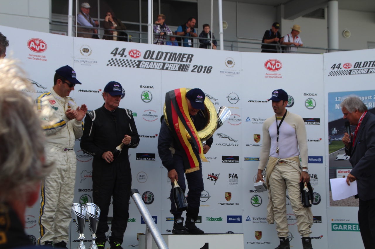 Het is altijd weer een feest voor liefhebbers van klassiekers, de Oldtimer Grand Prix op de Nurburgring. Deze 2016-editie nam Dick Schornagel een bezoekje.
