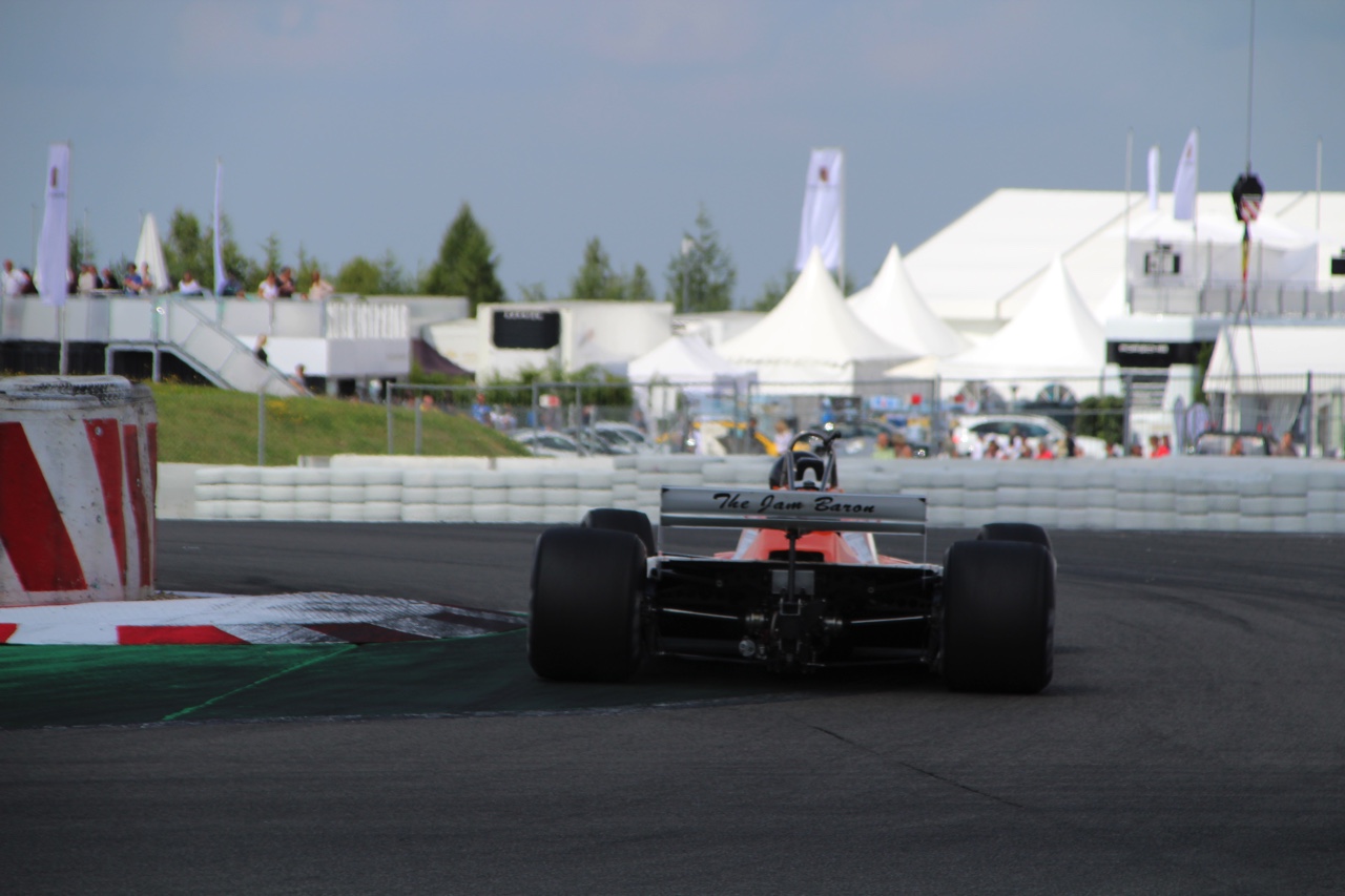 Het is altijd weer een feest voor liefhebbers van klassiekers, de Oldtimer Grand Prix op de Nurburgring. Deze 2016-editie nam Dick Schornagel een bezoekje.