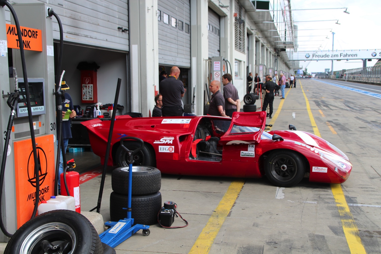 Het is altijd weer een feest voor liefhebbers van klassiekers, de Oldtimer Grand Prix op de Nurburgring. Deze 2016-editie nam Dick Schornagel een bezoekje.