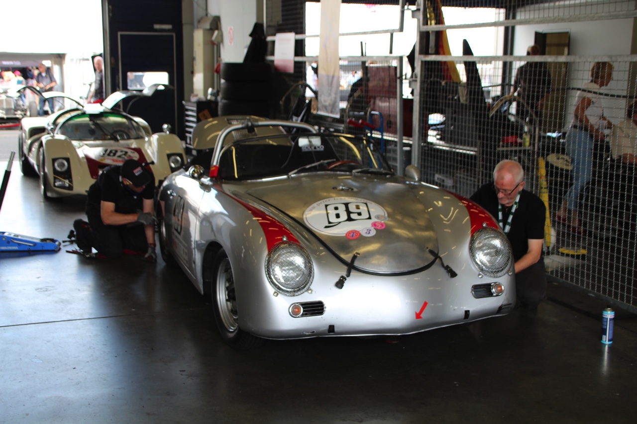 Het is altijd weer een feest voor liefhebbers van klassiekers, de Oldtimer Grand Prix op de Nurburgring. Deze 2016-editie nam Dick Schornagel een bezoekje.