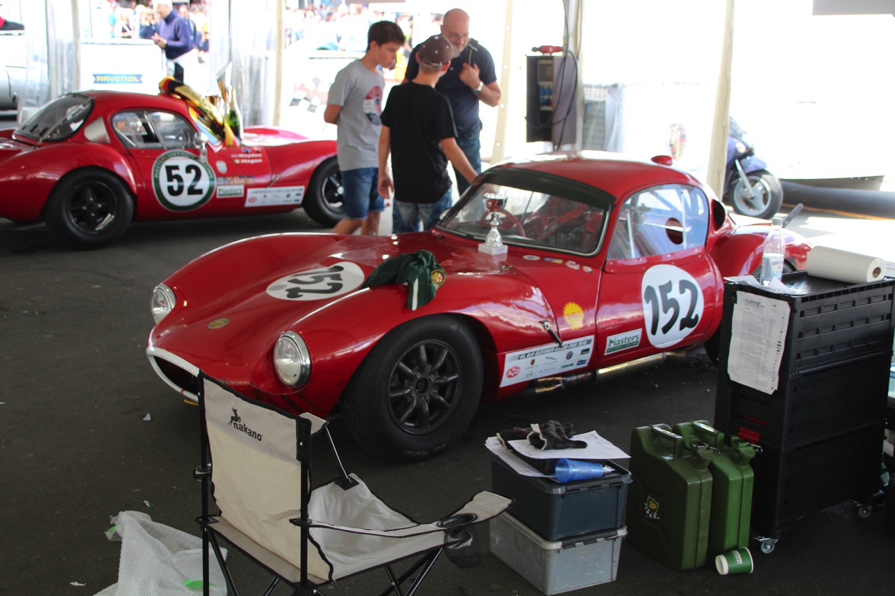 Het is altijd weer een feest voor liefhebbers van klassiekers, de Oldtimer Grand Prix op de Nurburgring. Deze 2016-editie nam Dick Schornagel een bezoekje.