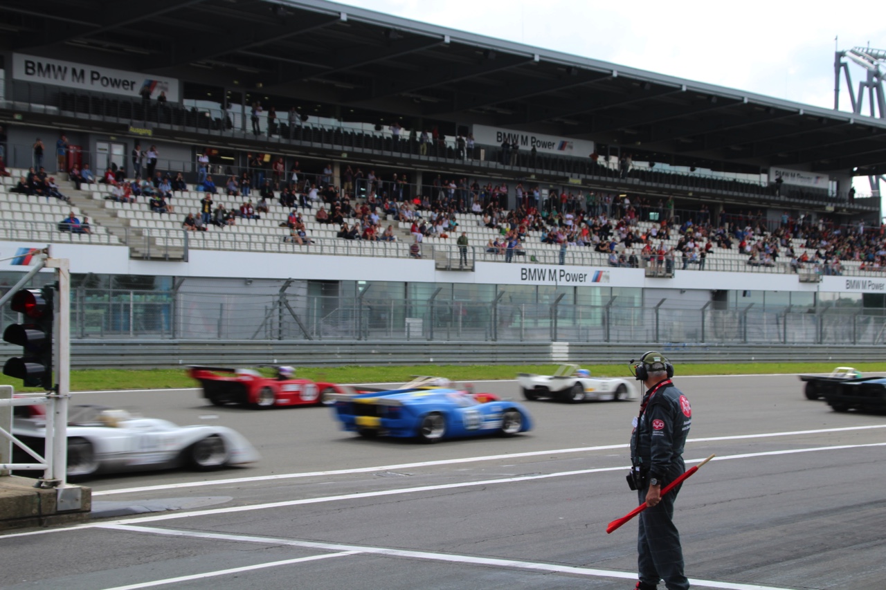 Het is altijd weer een feest voor liefhebbers van klassiekers, de Oldtimer Grand Prix op de Nurburgring. Deze 2016-editie nam Dick Schornagel een bezoekje.