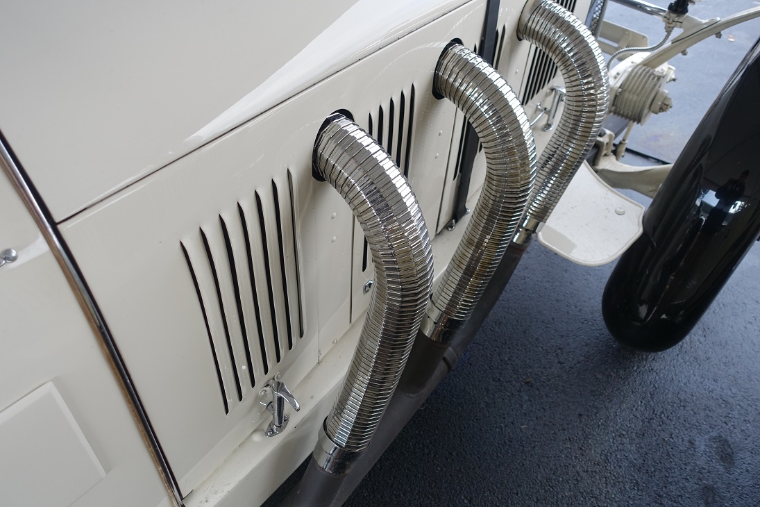 De fameuze Nrburgring waar ook de Formule 1 op wordt gereden, bestaat negentig jaar. Mooi jubileum en een mooiere plek voor een weekendje oldtimer races is nauwelijks denkbaar.