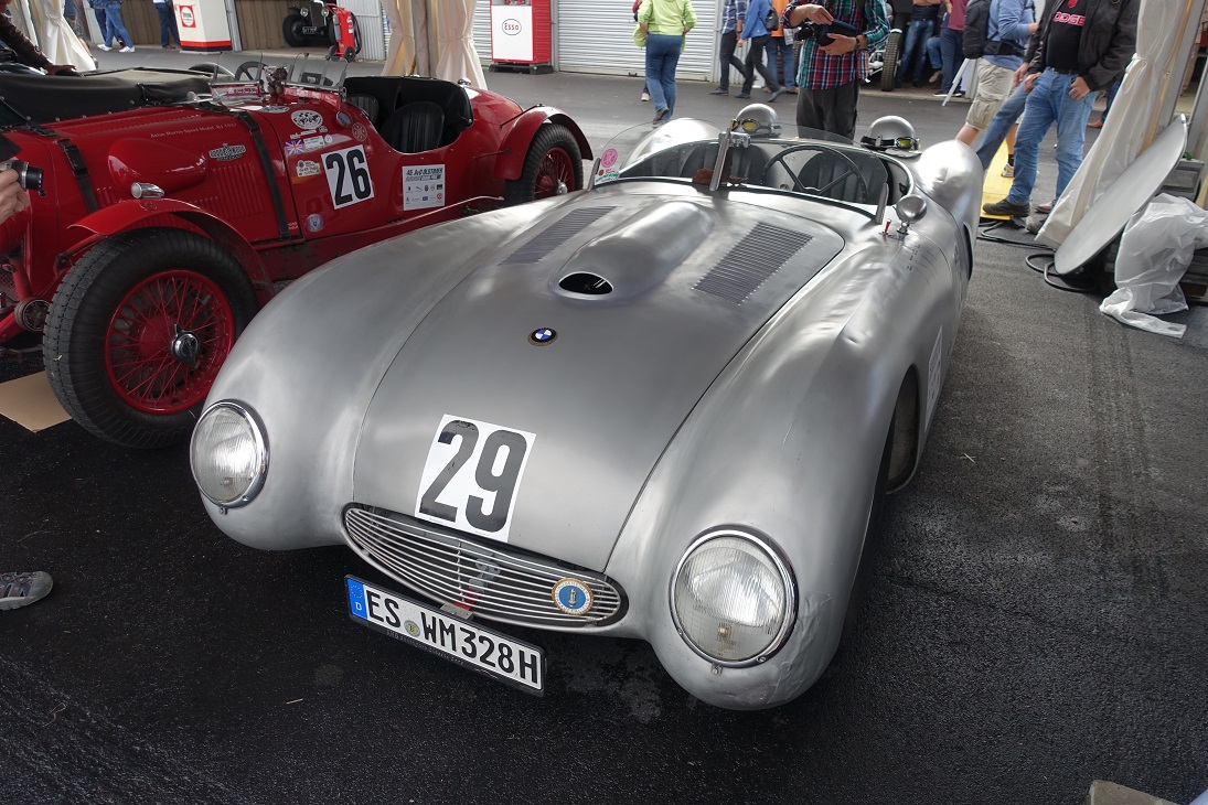 De fameuze Nrburgring waar ook de Formule 1 op wordt gereden, bestaat negentig jaar. Mooi jubileum en een mooiere plek voor een weekendje oldtimer races is nauwelijks denkbaar.