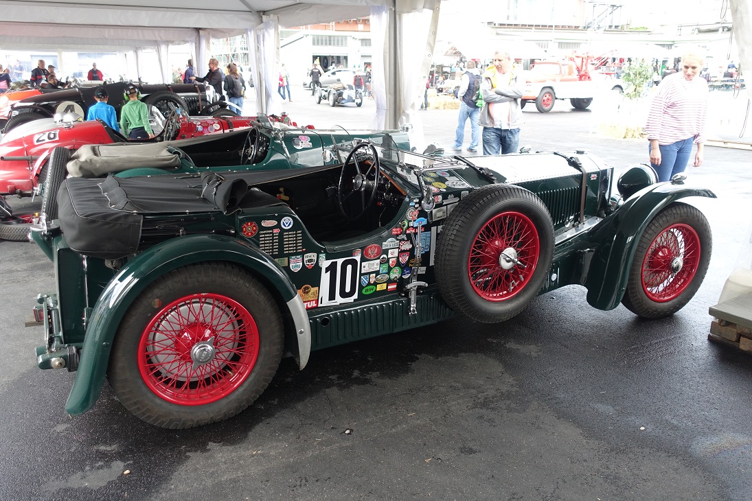 De fameuze Nrburgring waar ook de Formule 1 op wordt gereden, bestaat negentig jaar. Mooi jubileum en een mooiere plek voor een weekendje oldtimer races is nauwelijks denkbaar.