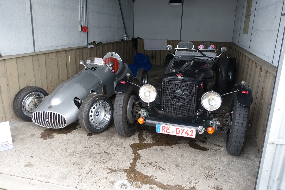 De fameuze Nrburgring waar ook de Formule 1 op wordt gereden, bestaat negentig jaar. Mooi jubileum en een mooiere plek voor een weekendje oldtimer races is nauwelijks denkbaar.