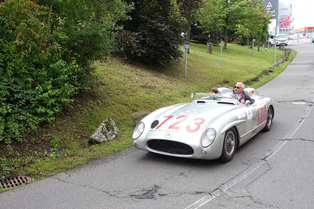 De fameuze Nrburgring waar ook de Formule 1 op wordt gereden, bestaat negentig jaar. Mooi jubileum en een mooiere plek voor een weekendje oldtimer races is nauwelijks denkbaar.