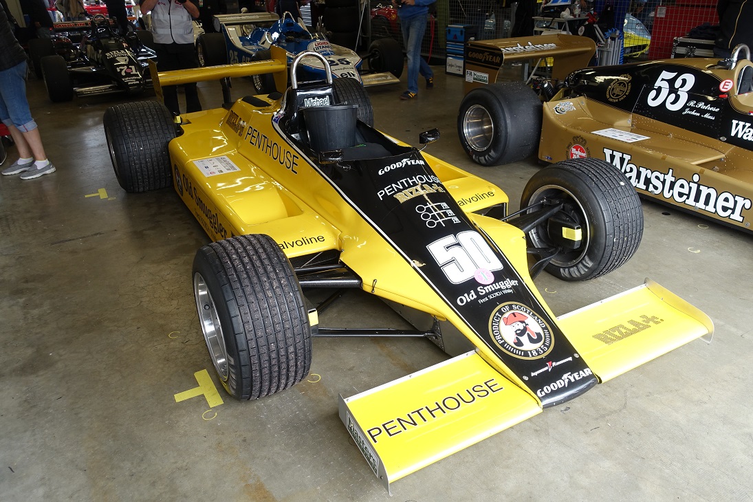 De fameuze Nrburgring waar ook de Formule 1 op wordt gereden, bestaat negentig jaar. Mooi jubileum en een mooiere plek voor een weekendje oldtimer races is nauwelijks denkbaar.