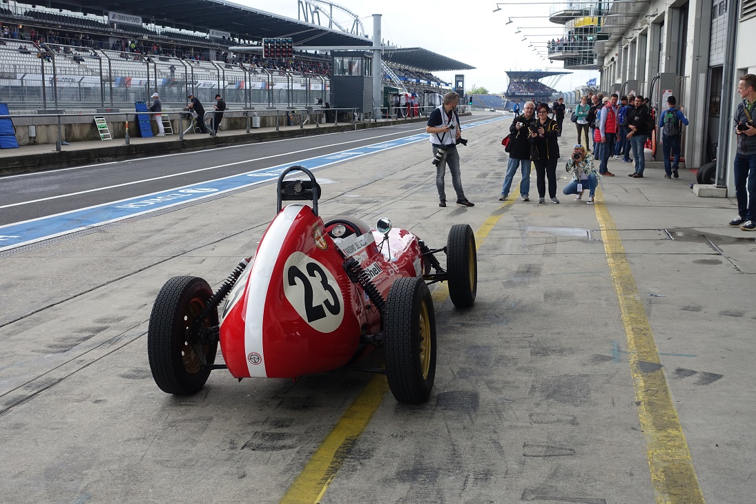 De fameuze Nrburgring waar ook de Formule 1 op wordt gereden, bestaat negentig jaar. Mooi jubileum en een mooiere plek voor een weekendje oldtimer races is nauwelijks denkbaar.