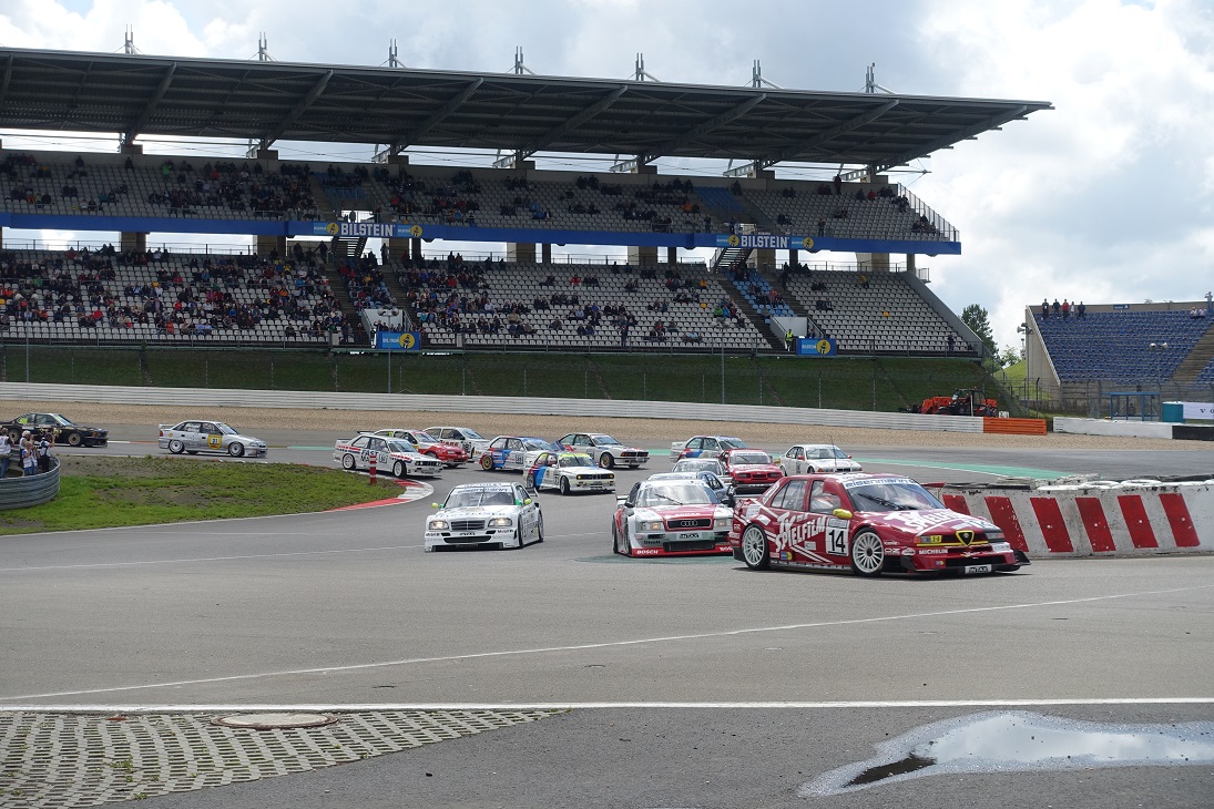 De fameuze Nrburgring waar ook de Formule 1 op wordt gereden, bestaat negentig jaar. Mooi jubileum en een mooiere plek voor een weekendje oldtimer races is nauwelijks denkbaar.