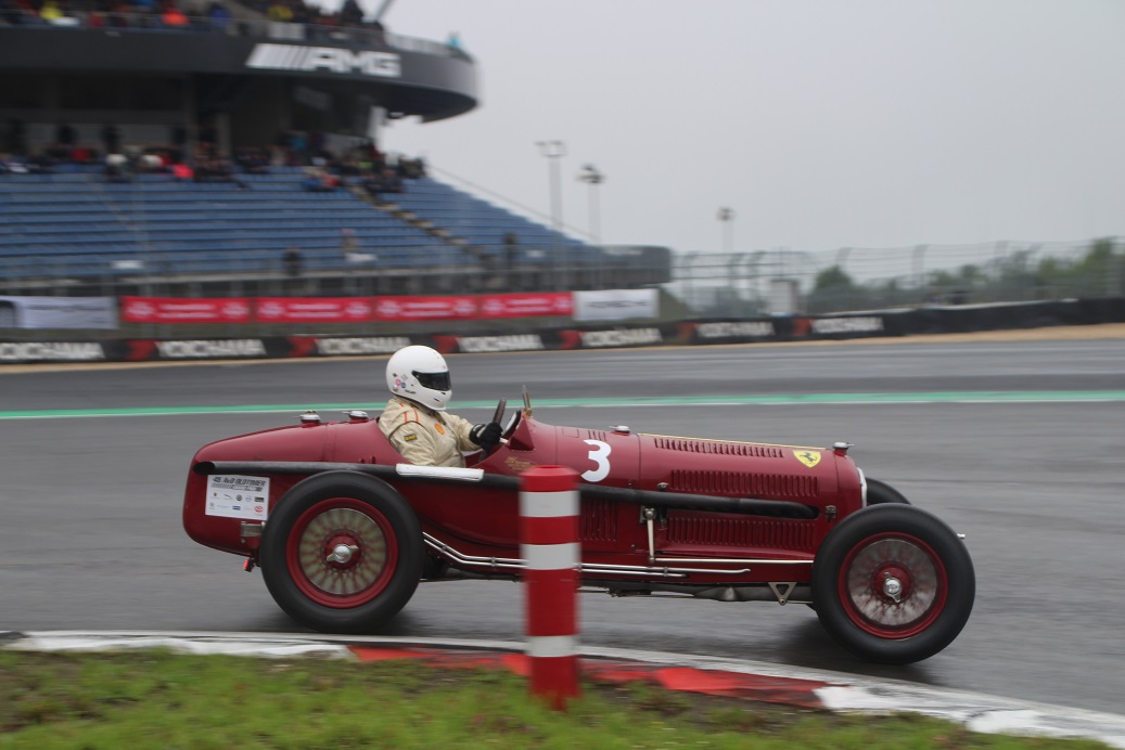 De fameuze Nrburgring waar ook de Formule 1 op wordt gereden, bestaat negentig jaar. Mooi jubileum en een mooiere plek voor een weekendje oldtimer races is nauwelijks denkbaar.