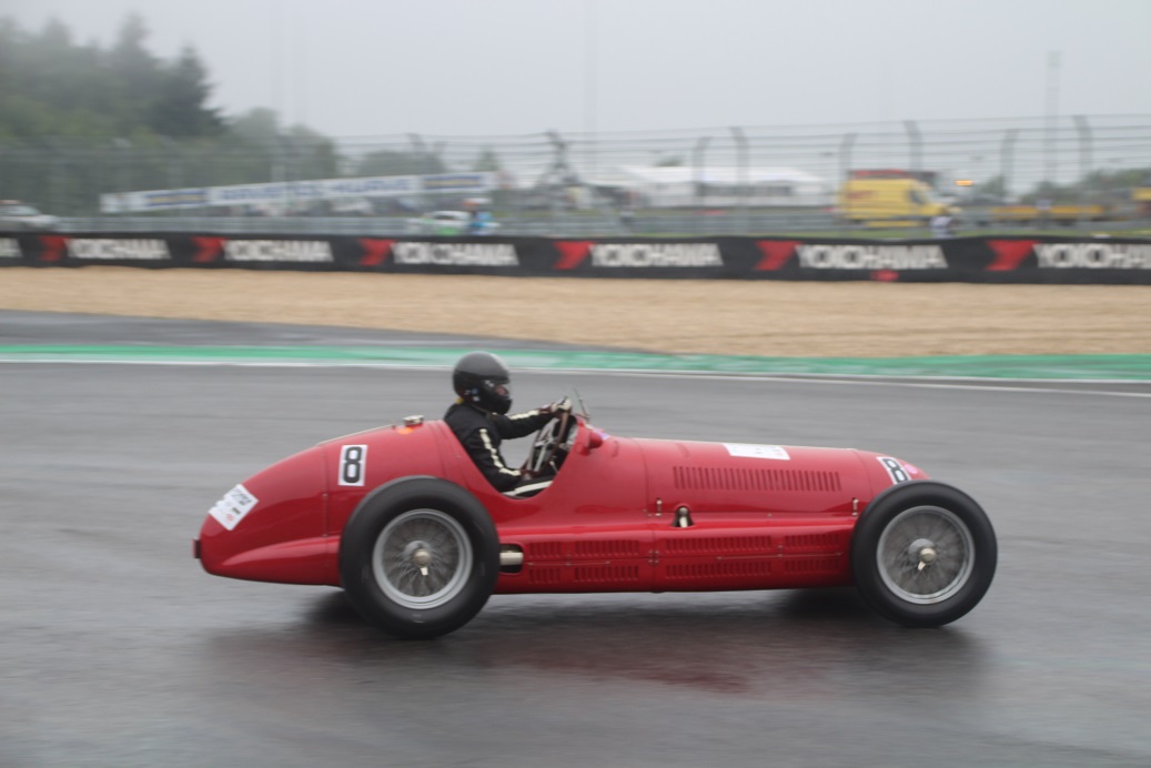 De fameuze Nrburgring waar ook de Formule 1 op wordt gereden, bestaat negentig jaar. Mooi jubileum en een mooiere plek voor een weekendje oldtimer races is nauwelijks denkbaar.