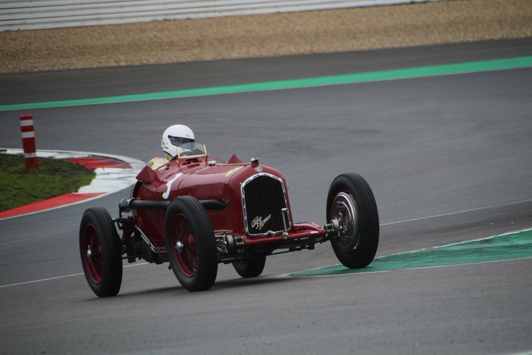 De fameuze Nrburgring waar ook de Formule 1 op wordt gereden, bestaat negentig jaar. Mooi jubileum en een mooiere plek voor een weekendje oldtimer races is nauwelijks denkbaar.