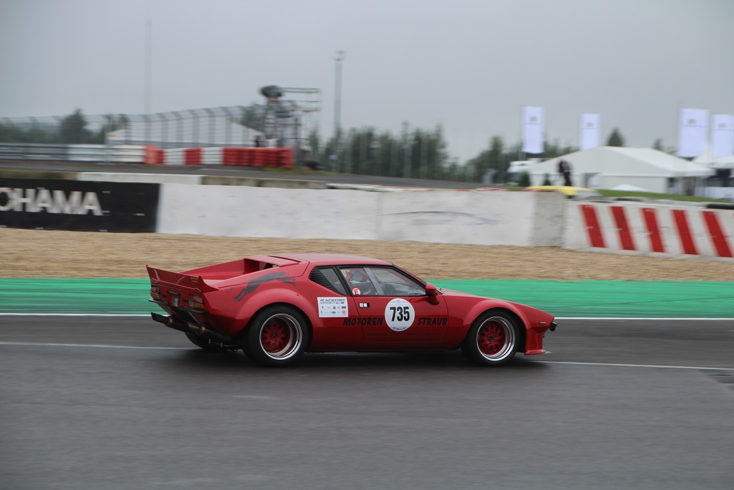 De fameuze Nrburgring waar ook de Formule 1 op wordt gereden, bestaat negentig jaar. Mooi jubileum en een mooiere plek voor een weekendje oldtimer races is nauwelijks denkbaar.