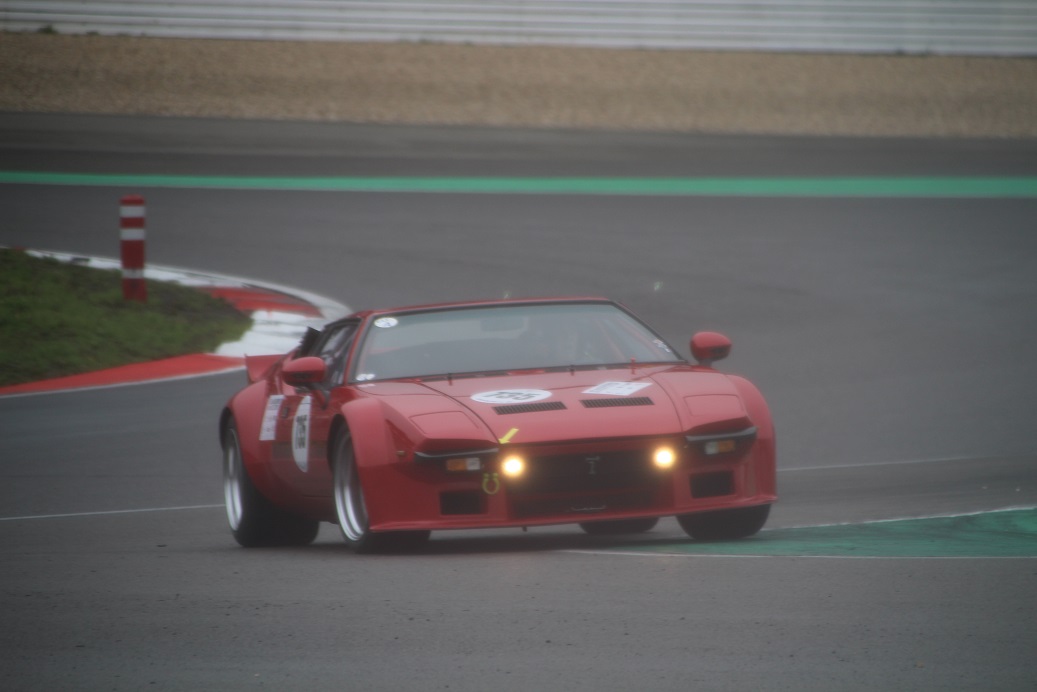 De fameuze Nrburgring waar ook de Formule 1 op wordt gereden, bestaat negentig jaar. Mooi jubileum en een mooiere plek voor een weekendje oldtimer races is nauwelijks denkbaar.