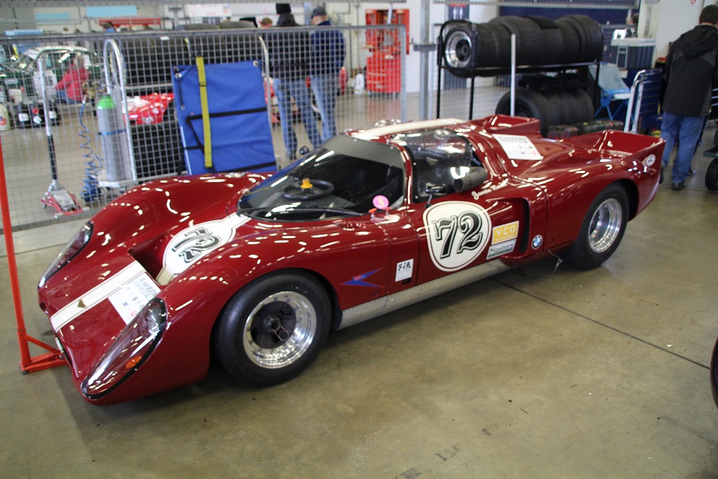 De fameuze Nrburgring waar ook de Formule 1 op wordt gereden, bestaat negentig jaar. Mooi jubileum en een mooiere plek voor een weekendje oldtimer races is nauwelijks denkbaar.