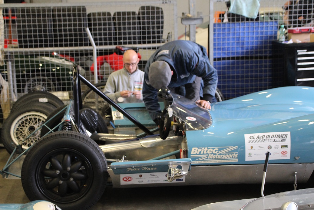 De fameuze Nrburgring waar ook de Formule 1 op wordt gereden, bestaat negentig jaar. Mooi jubileum en een mooiere plek voor een weekendje oldtimer races is nauwelijks denkbaar.