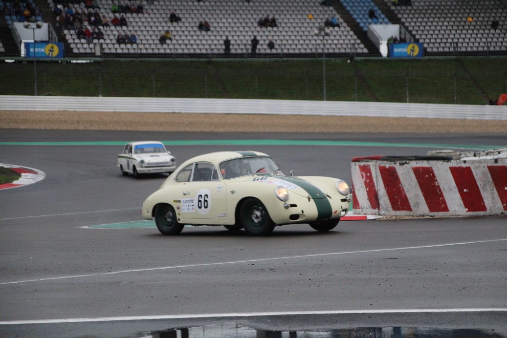 De fameuze Nrburgring waar ook de Formule 1 op wordt gereden, bestaat negentig jaar. Mooi jubileum en een mooiere plek voor een weekendje oldtimer races is nauwelijks denkbaar.