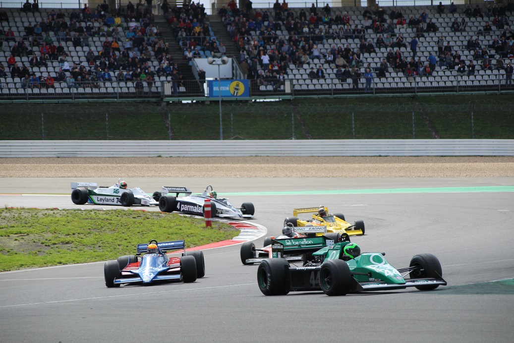 De fameuze Nrburgring waar ook de Formule 1 op wordt gereden, bestaat negentig jaar. Mooi jubileum en een mooiere plek voor een weekendje oldtimer races is nauwelijks denkbaar.
