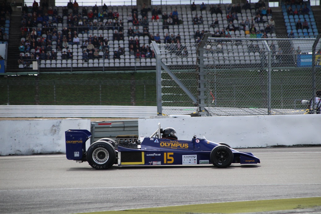 De fameuze Nrburgring waar ook de Formule 1 op wordt gereden, bestaat negentig jaar. Mooi jubileum en een mooiere plek voor een weekendje oldtimer races is nauwelijks denkbaar.