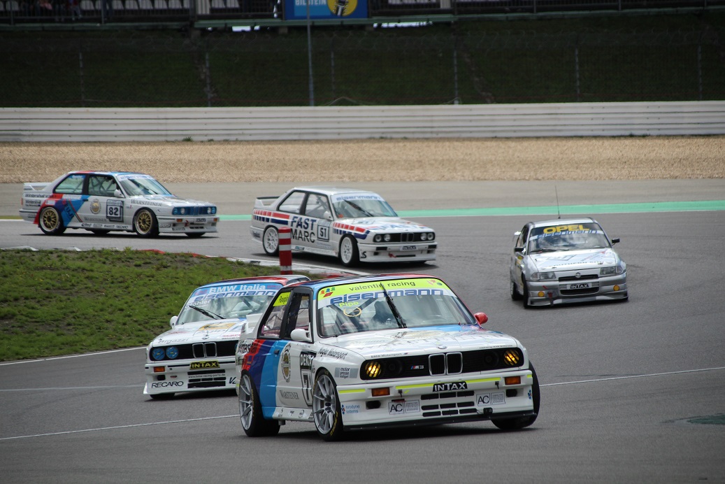 De fameuze Nrburgring waar ook de Formule 1 op wordt gereden, bestaat negentig jaar. Mooi jubileum en een mooiere plek voor een weekendje oldtimer races is nauwelijks denkbaar.