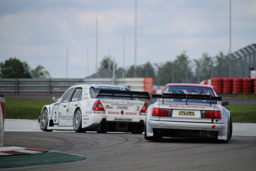 De fameuze Nrburgring waar ook de Formule 1 op wordt gereden, bestaat negentig jaar. Mooi jubileum en een mooiere plek voor een weekendje oldtimer races is nauwelijks denkbaar.