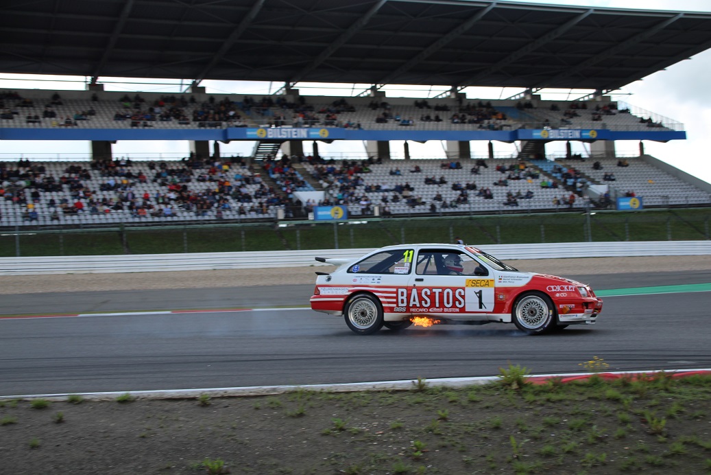 De fameuze Nrburgring waar ook de Formule 1 op wordt gereden, bestaat negentig jaar. Mooi jubileum en een mooiere plek voor een weekendje oldtimer races is nauwelijks denkbaar.