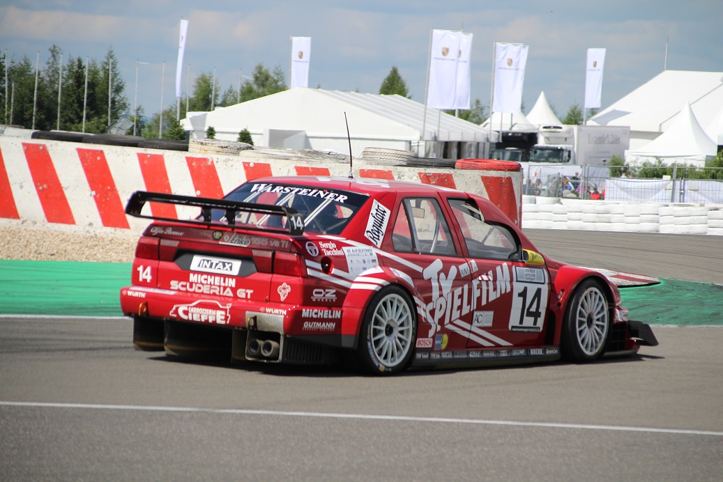 De fameuze Nrburgring waar ook de Formule 1 op wordt gereden, bestaat negentig jaar. Mooi jubileum en een mooiere plek voor een weekendje oldtimer races is nauwelijks denkbaar.