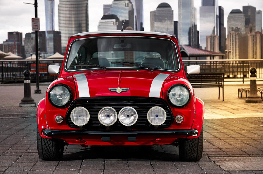 OP de New York Auto Show laat Mini de eigen klassieker zien met volledig elektrische aandrijving.