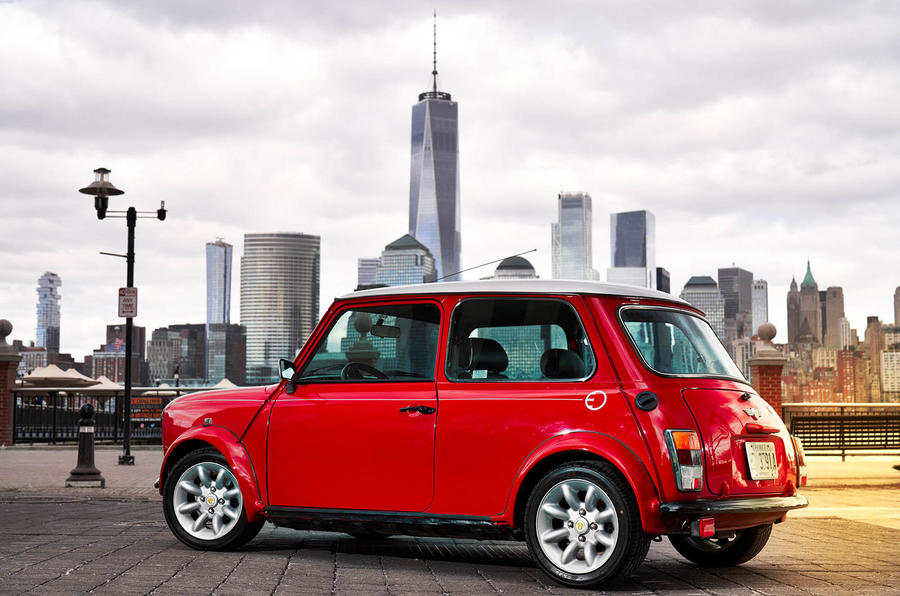 OP de New York Auto Show laat Mini de eigen klassieker zien met volledig elektrische aandrijving.