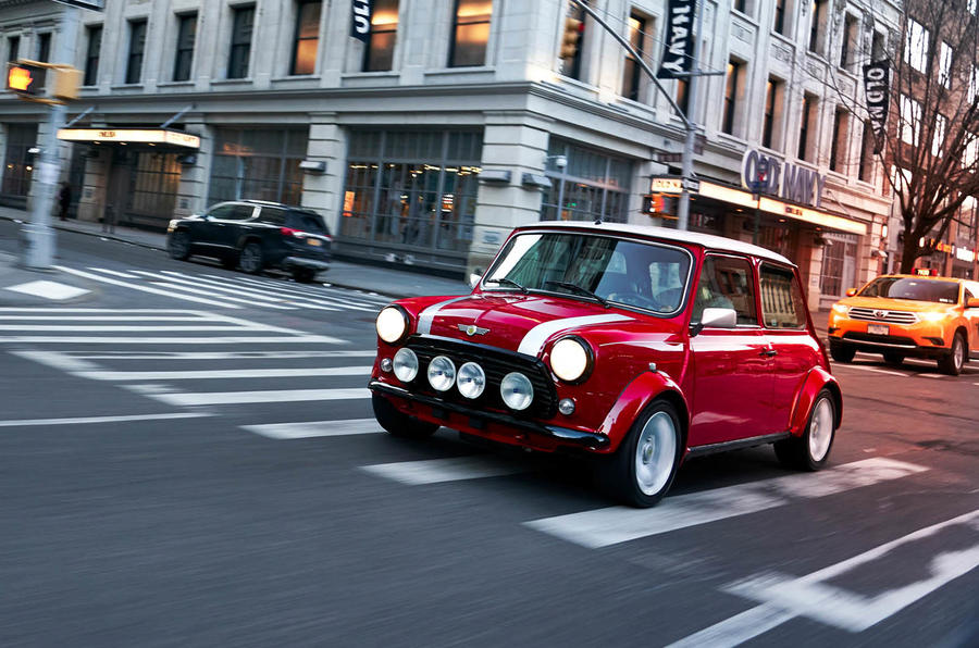 OP de New York Auto Show laat Mini de eigen klassieker zien met volledig elektrische aandrijving.