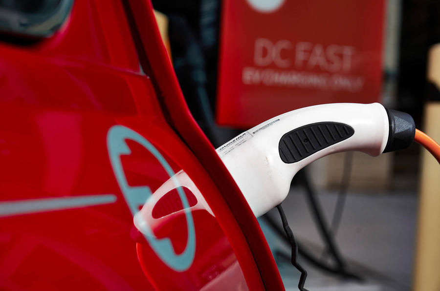 OP de New York Auto Show laat Mini de eigen klassieker zien met volledig elektrische aandrijving.