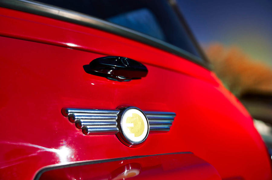 OP de New York Auto Show laat Mini de eigen klassieker zien met volledig elektrische aandrijving.