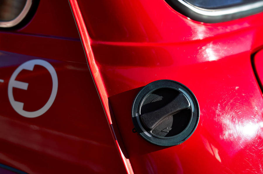 OP de New York Auto Show laat Mini de eigen klassieker zien met volledig elektrische aandrijving.