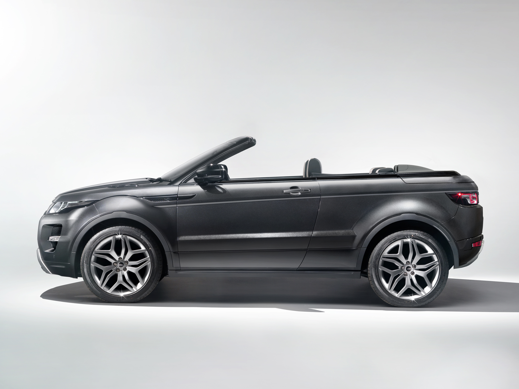 De Range Rover Evoque krijgt dit jaar een kleine facelift. We moeten wachten tot Genve op het uiteindelijke resultaat, maar hier zijn alvast de koplampen.