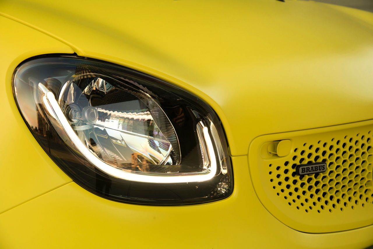 Meer luxe en veiligheid voor smart fortwo in modeljaar 2016 met i-Size kinderzitjesbeveiliing, bochtverlichting, zwarte dakhemel en meer kleuropties.