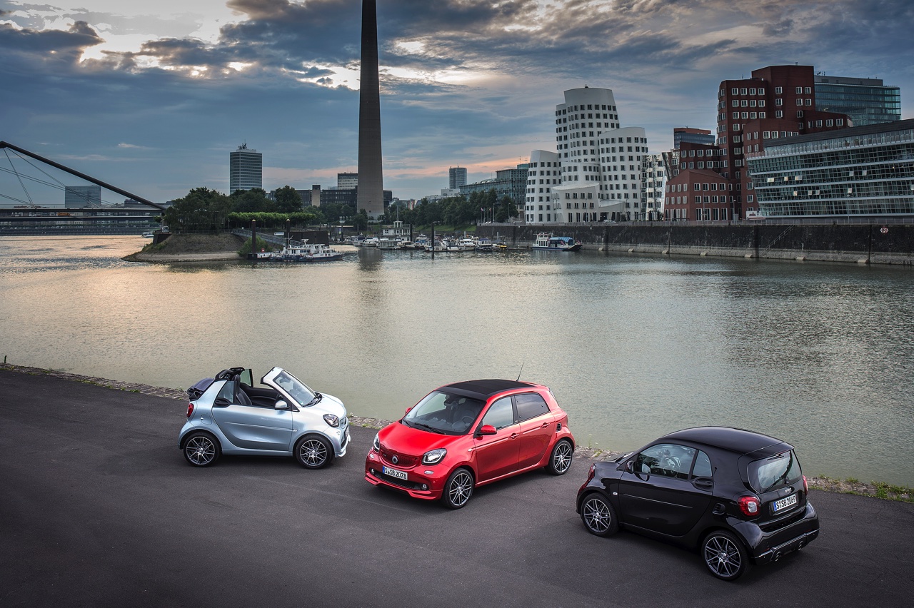 Meer luxe en veiligheid voor smart fortwo in modeljaar 2016 met i-Size kinderzitjesbeveiliing, bochtverlichting, zwarte dakhemel en meer kleuropties.
