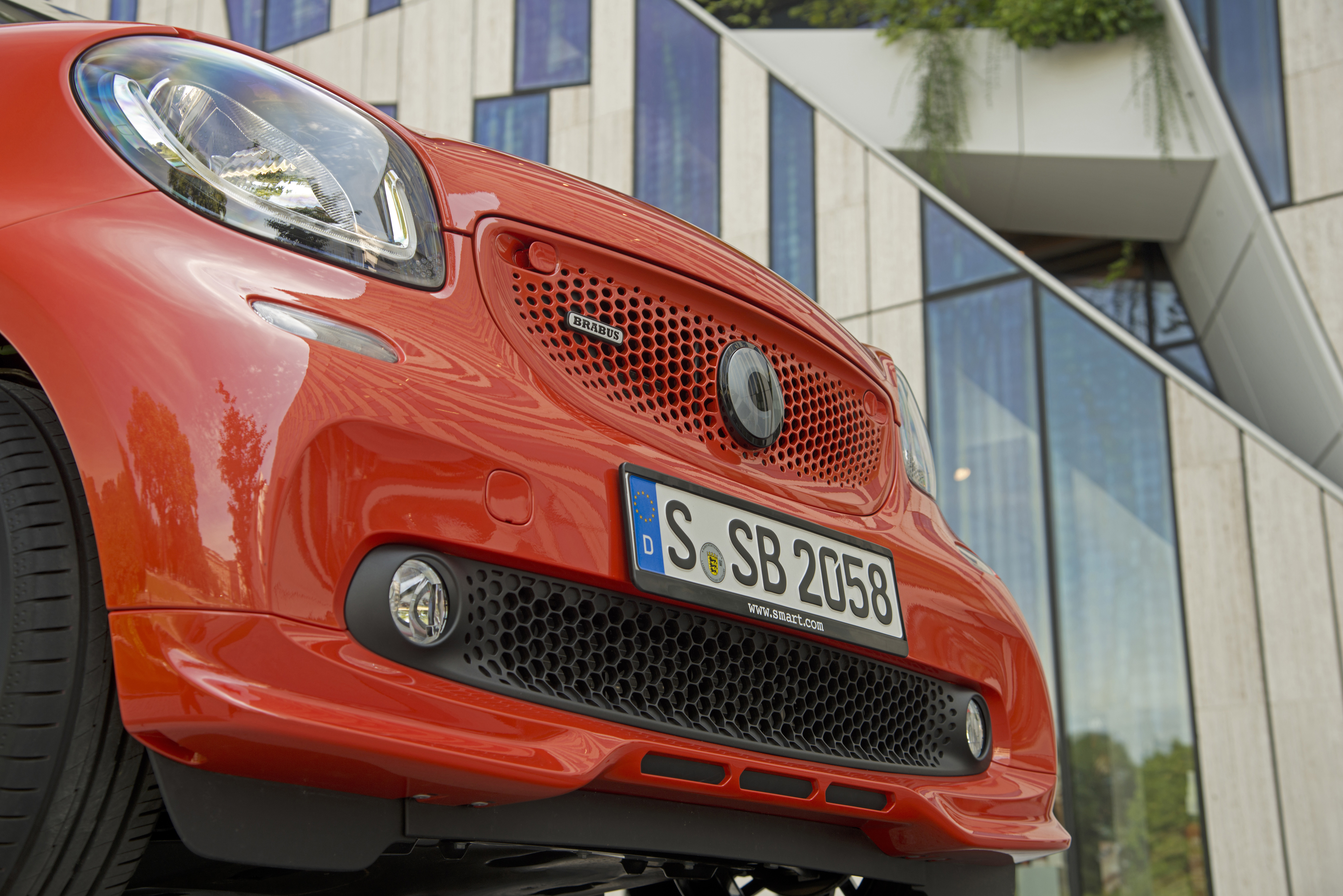 Meer luxe en veiligheid voor smart fortwo in modeljaar 2016 met i-Size kinderzitjesbeveiliing, bochtverlichting, zwarte dakhemel en meer kleuropties.