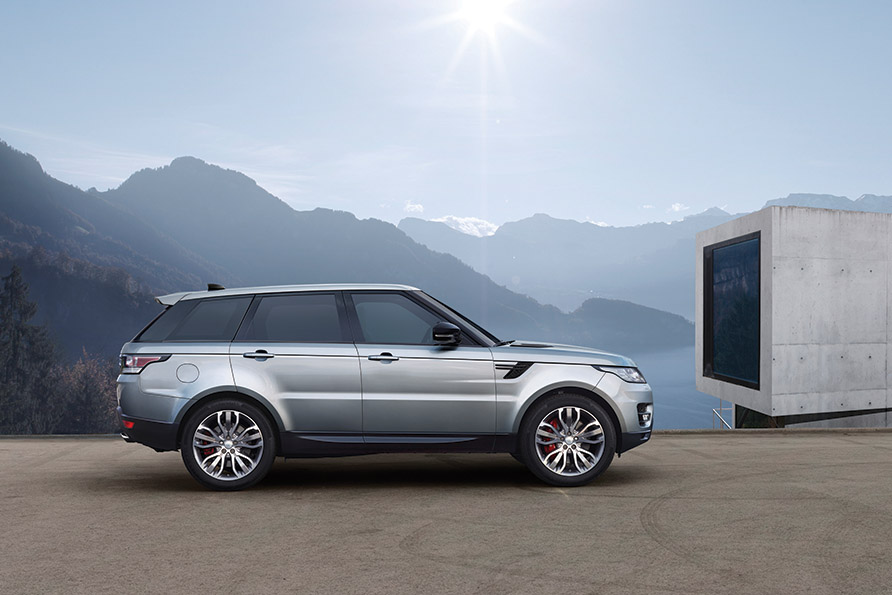 De Range Rover Sport is voortaan leverbaar met een tweeliter viercilinder dieselmotor met 240 pk.
